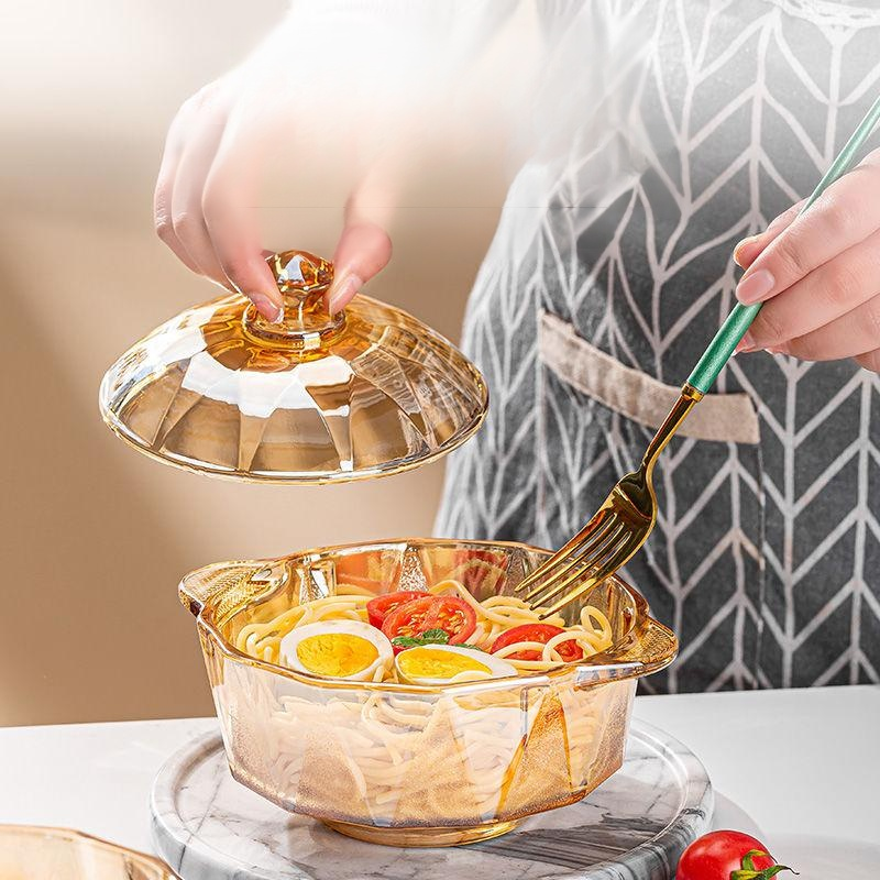 ชามสลัดบะหมี่กึ่งสำเร็จรูปสองรวง