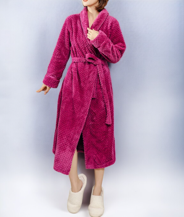 男女穿著秋冬加厚睡袍情境照