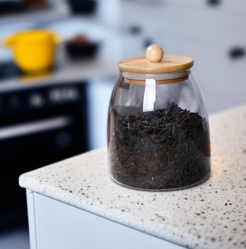 Detalle de tapa de bambú en recipiente para té