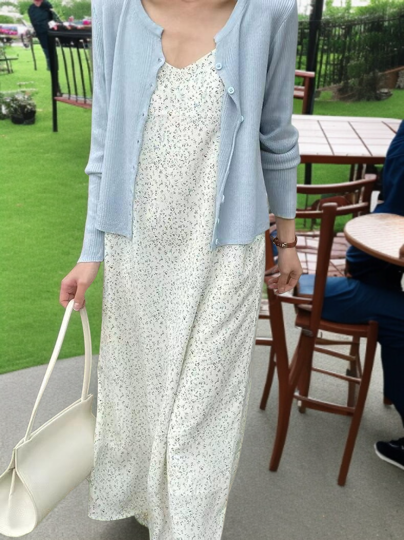 세련된 디자인의 니트 가디건 전신샷