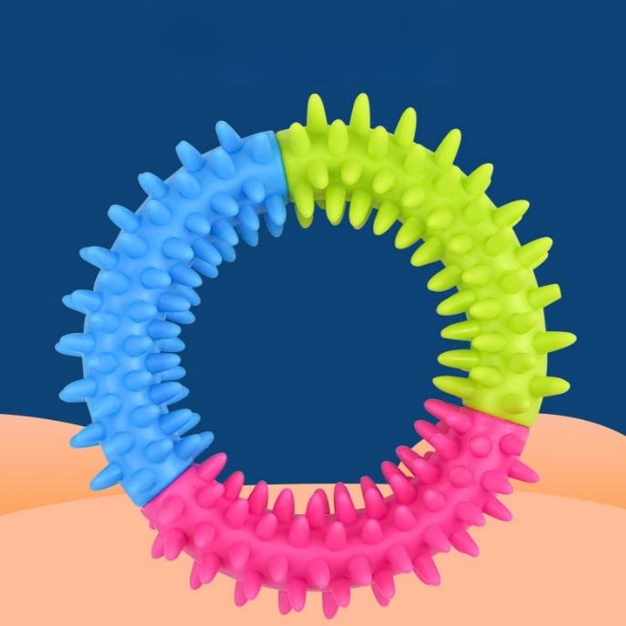 狗狗啃咬橡膠玩具