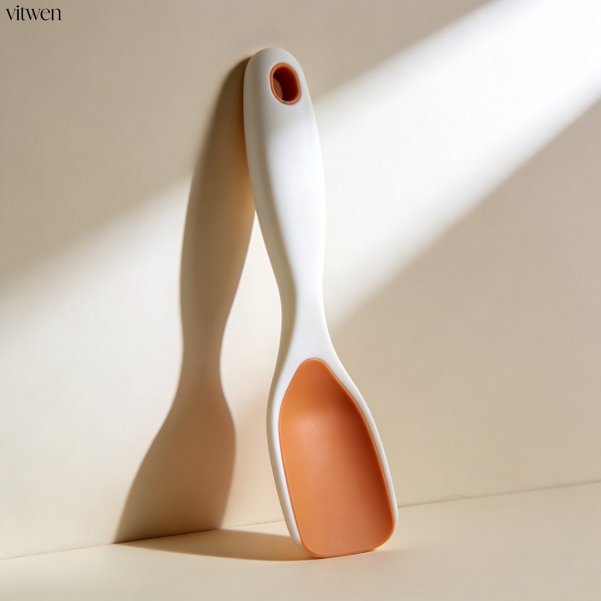 강아지 사료를 계량하는 스푼 사용 모습