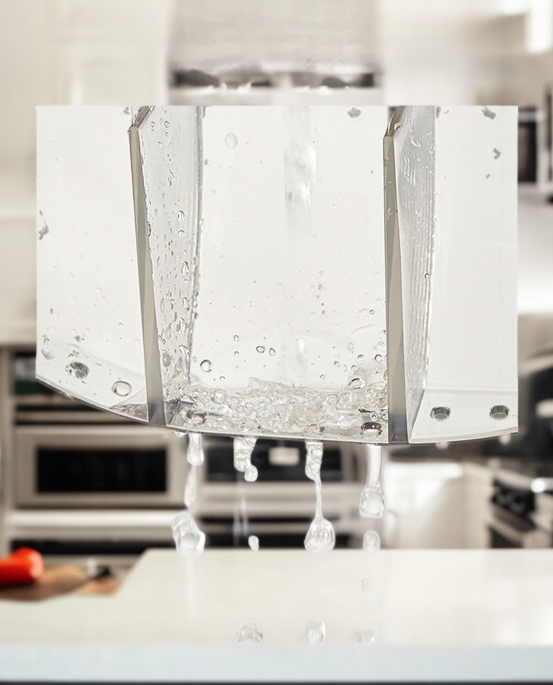 다양한 주방 용품 보관 배수 선반