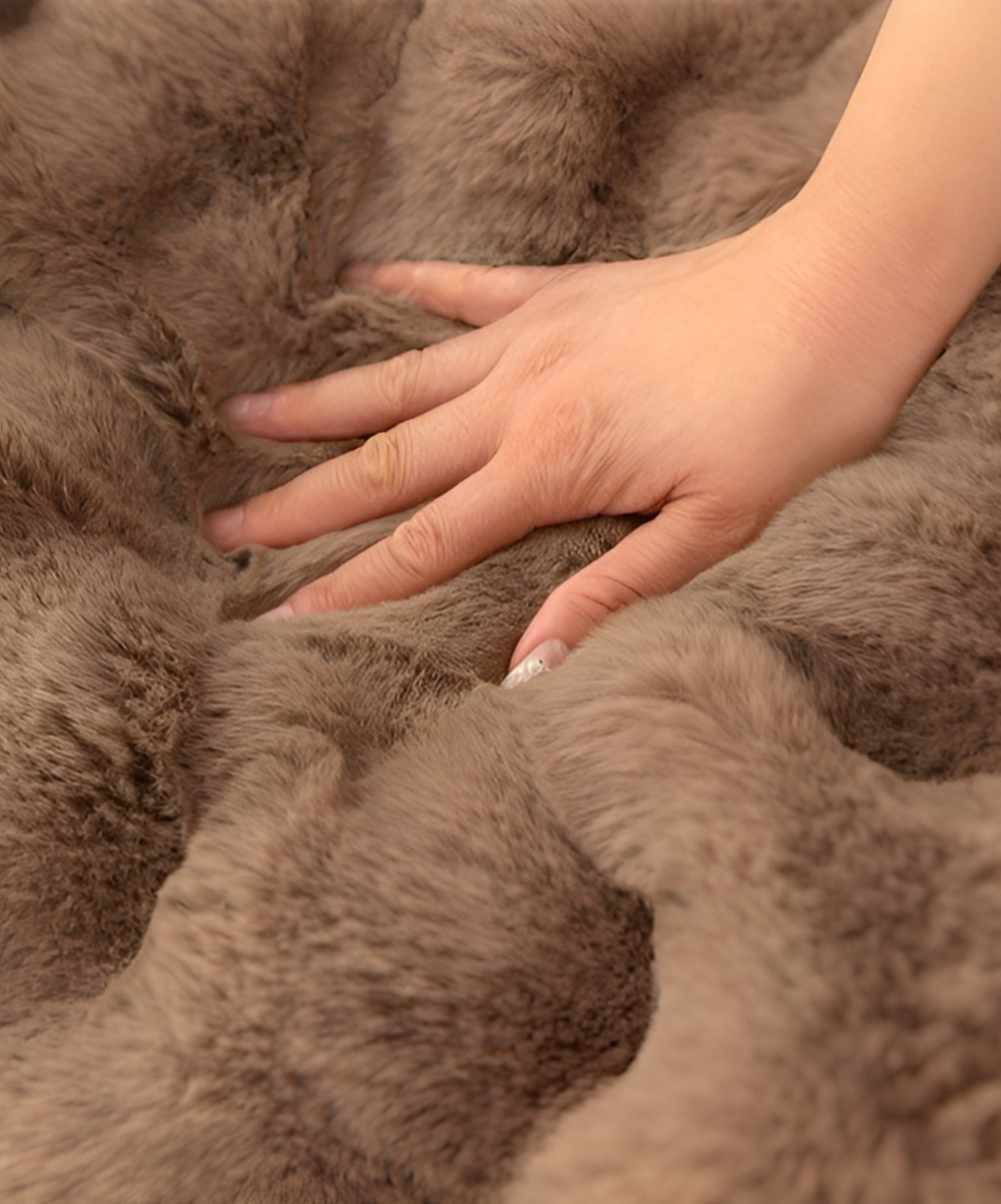 플러시 소재의 크림색 쿠션 디테일