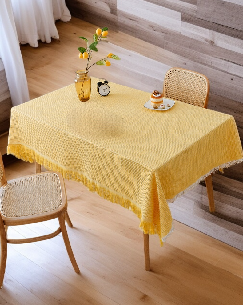 식탁에 깔린 고급스러운 일본식 식탁보