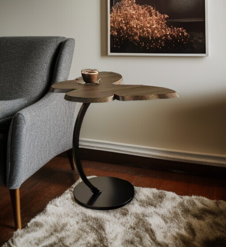 카페 분위기에 적합한 심플 원목 탁자