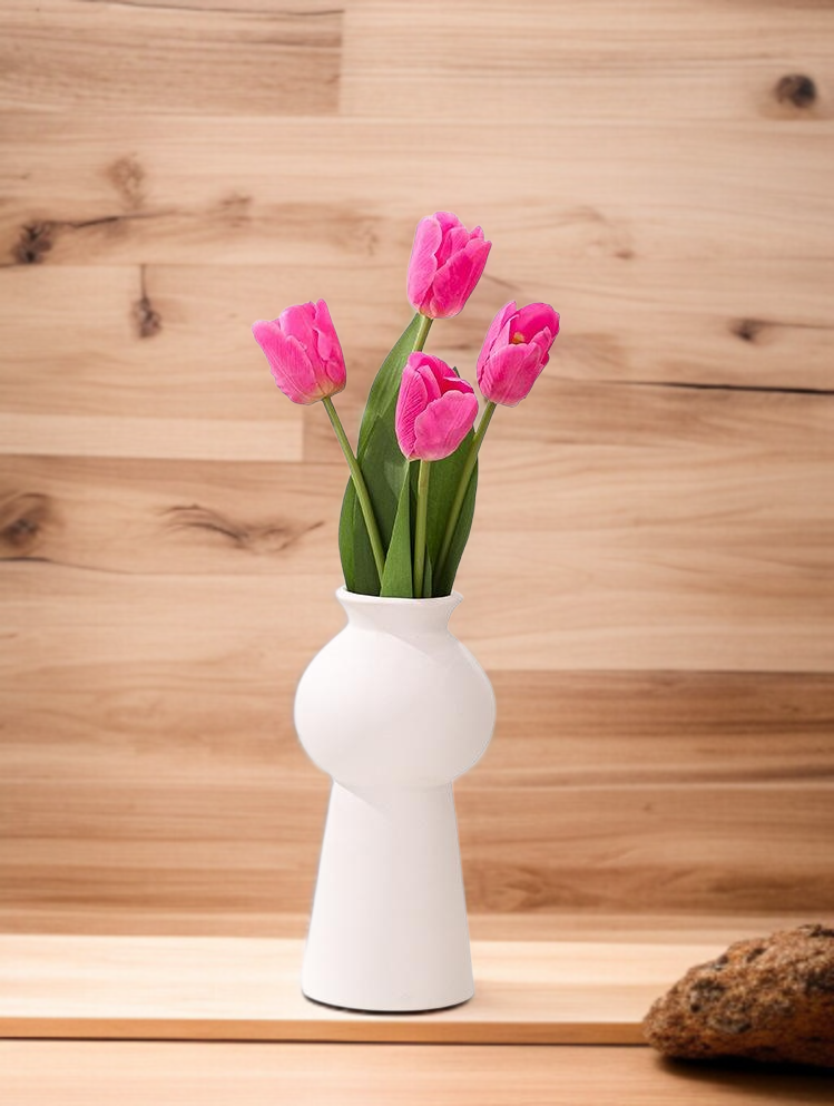 زهرة توليب اصطناعية بتفاصيل دقيقة