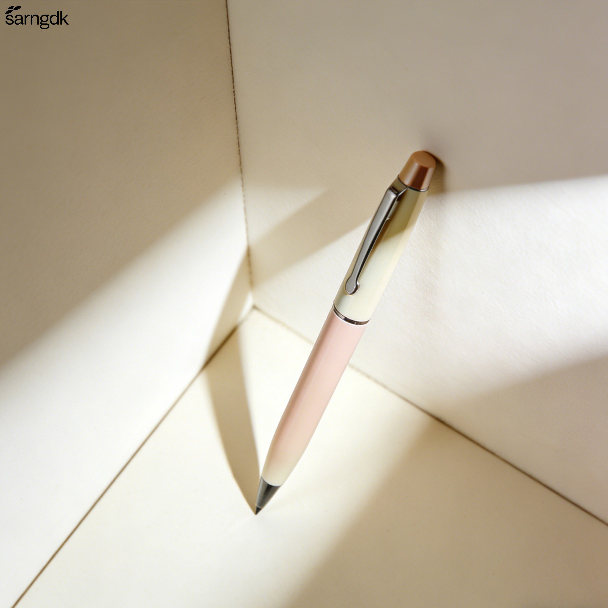 샤프펜슬로 필기하는 장면