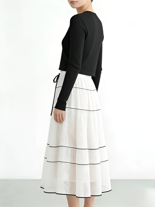 Minimalistisches und raffiniertes farblich abgesetztes Spitzenkleid