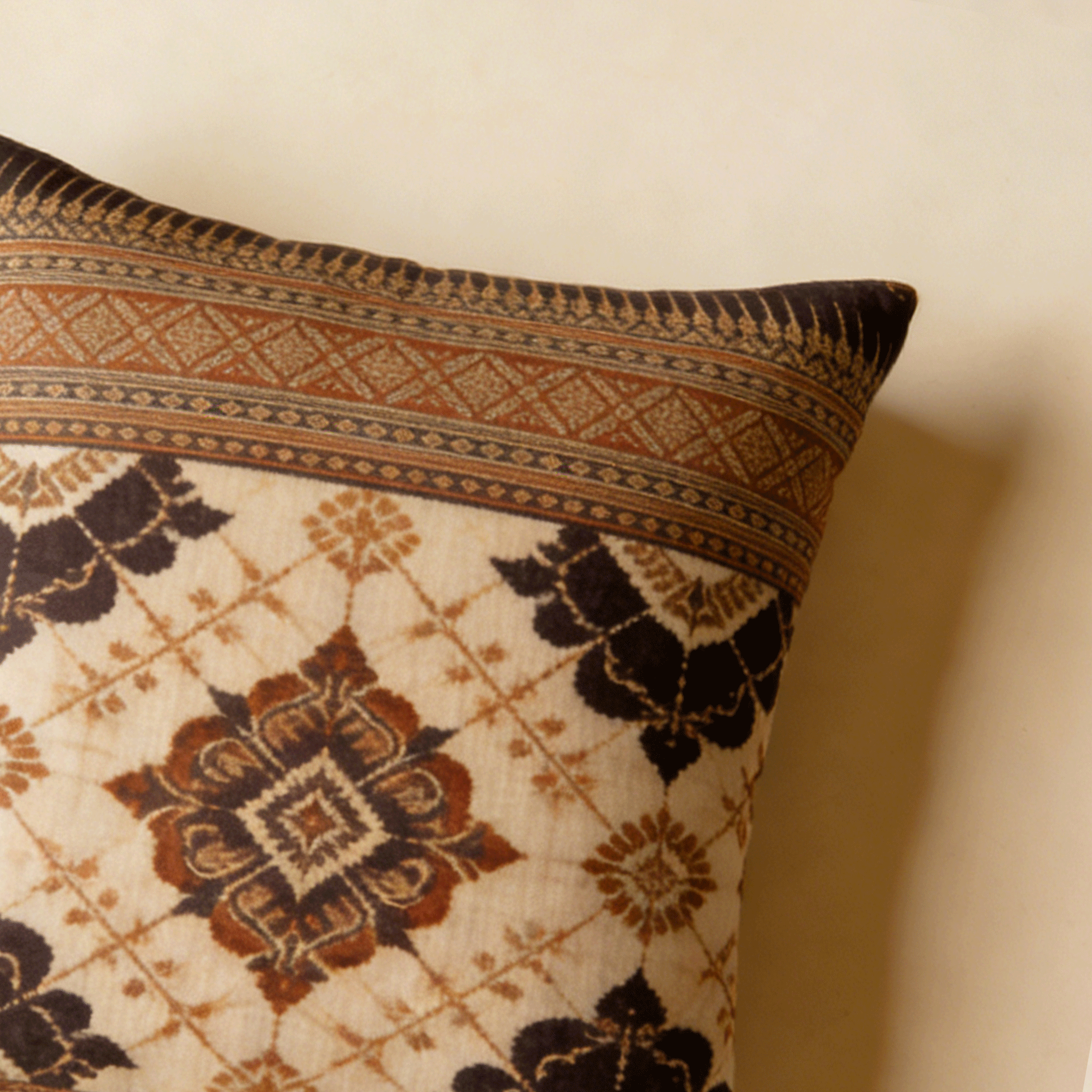 หมอนอิงนุ่มสบายดีไซน์สวย (แพ็ค 3 ชิ้น)