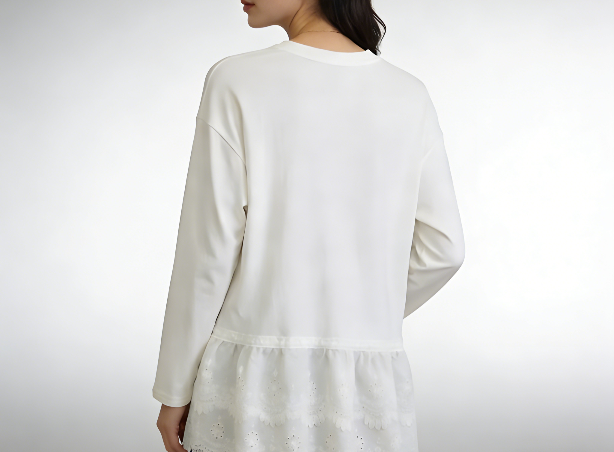 고급스러운 레이스 디테일이 강조된 여성 긴팔 스웨트셔츠