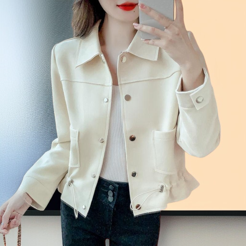 몸에 꼭 맞는 트렌치코트는 다재다능하고 세련된 캐주얼 재킷입니다.