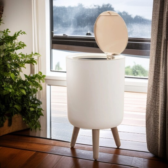 Robuster Abfallbehälter aus Echtholz im modernen Design