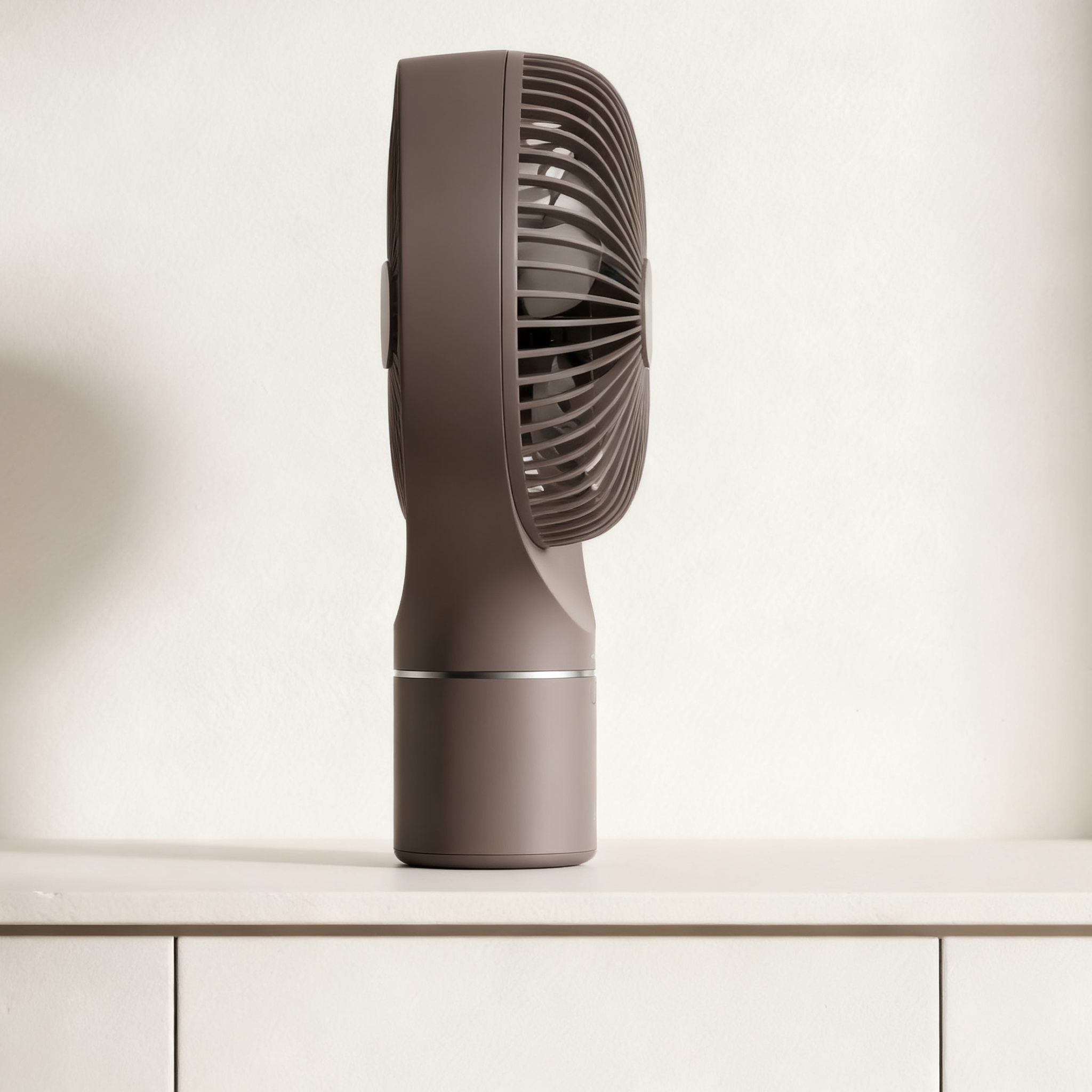 탁상에 놓인 소형 선풍기 사용 예시