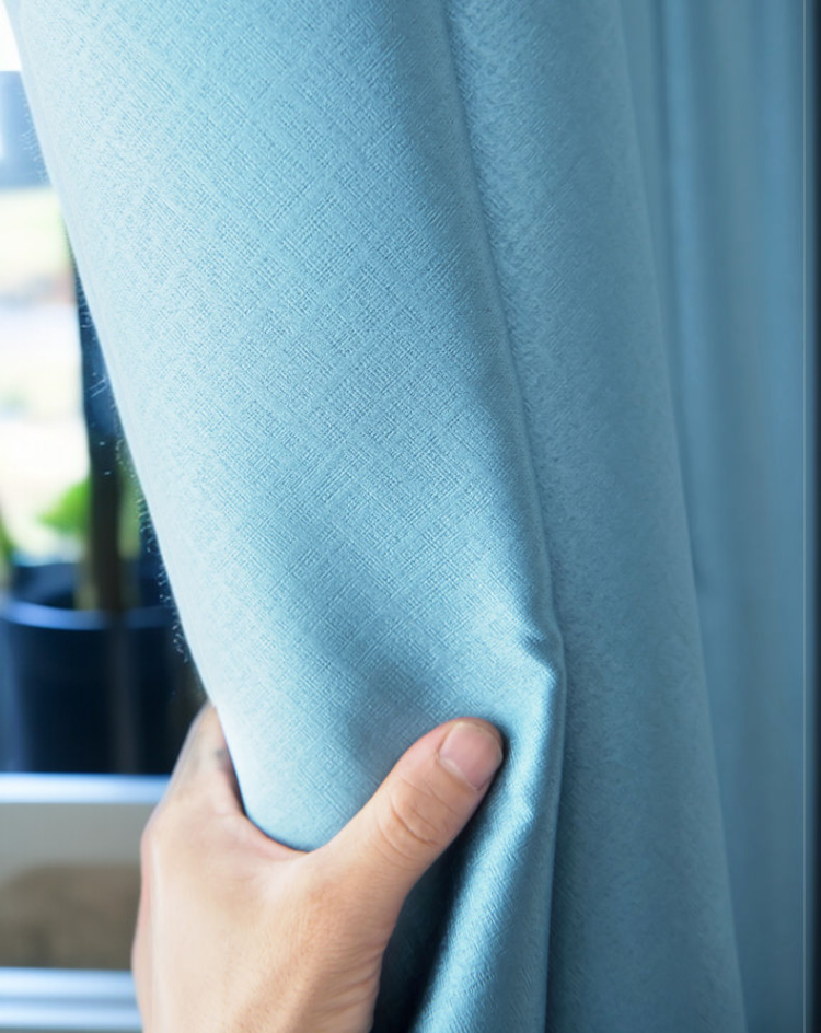 窓辺にぴったりフィットする遮光カーテン