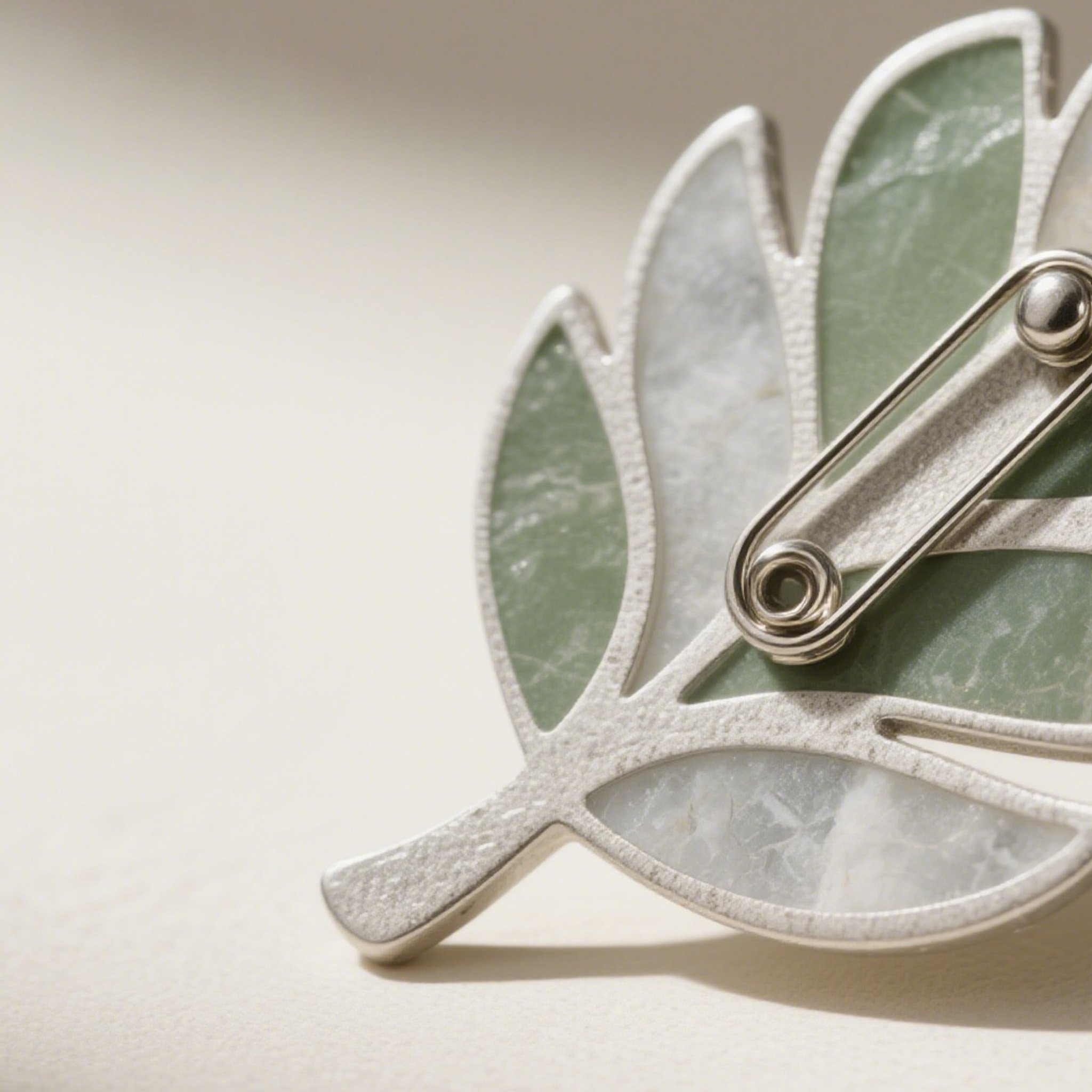 고급스러운 잎 디자인 브로치 클로즈업