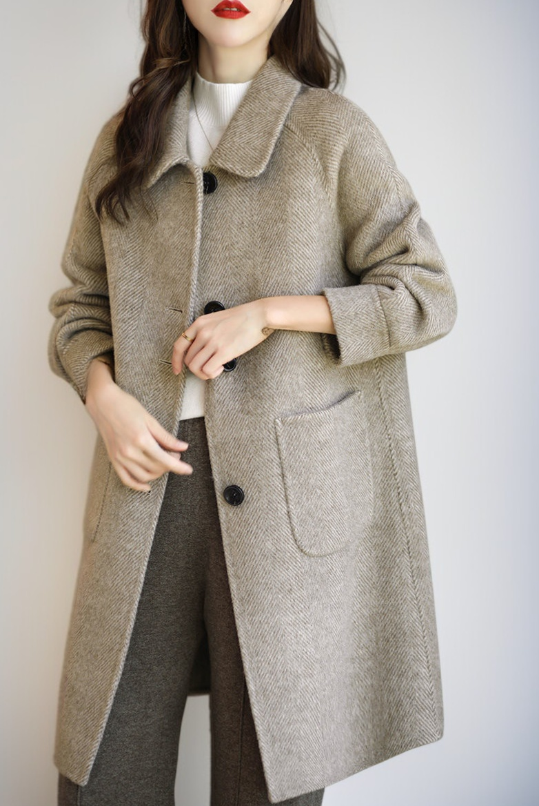 高品質ウール素材のレディースコートディテール写真