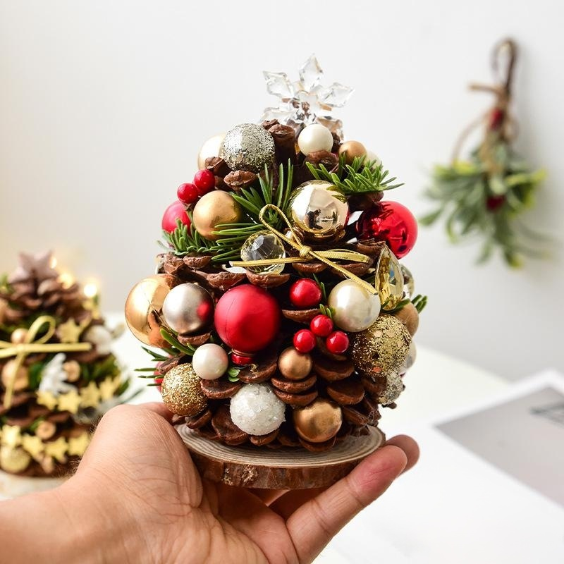 Adornos navideños de piñas