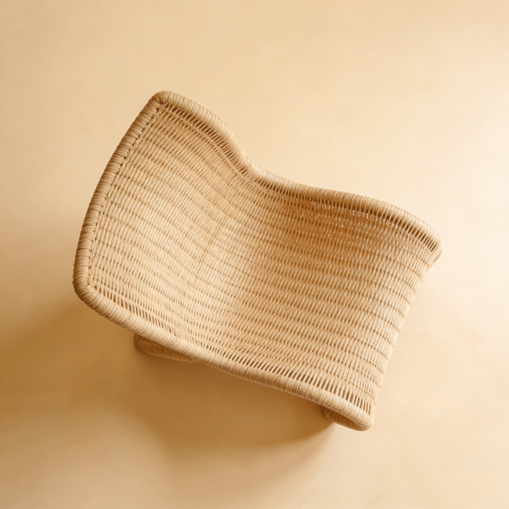 เก้าอี้หวายสองตัวพร้อมใช้งานในห้องนั่งเล่น