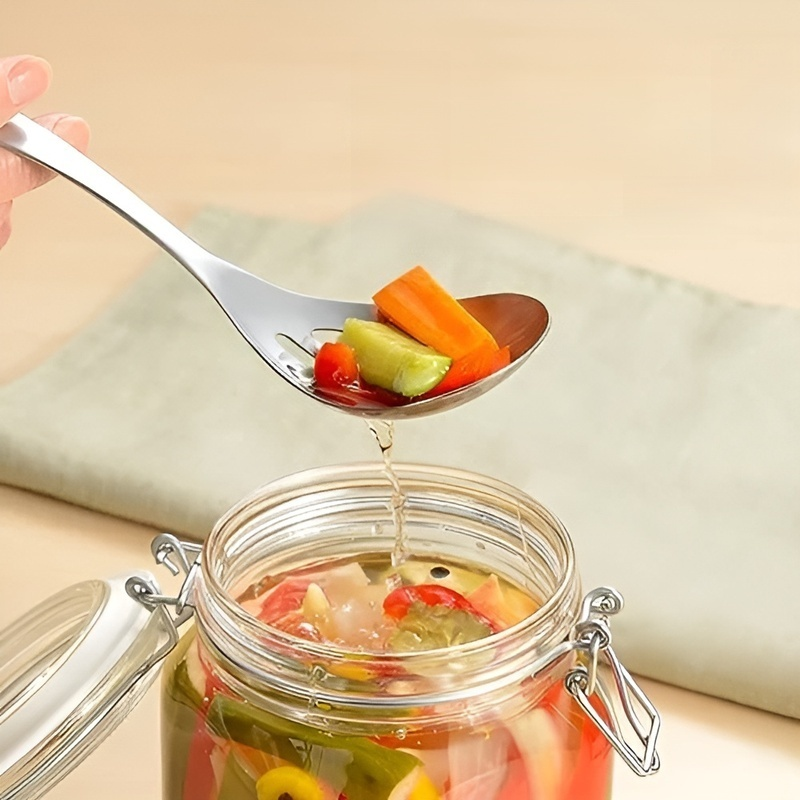 Suppenlöffel und Siebe aus Edelstahl