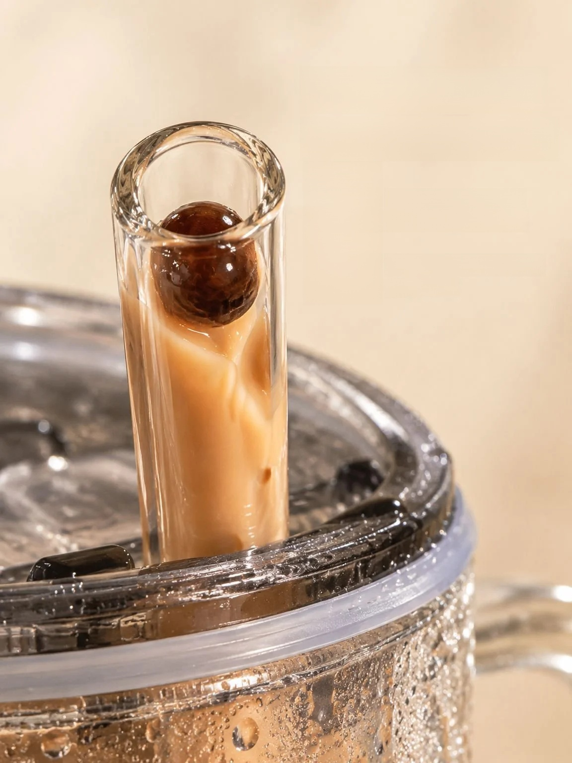 Large glass tumbler with an easy-carry handle