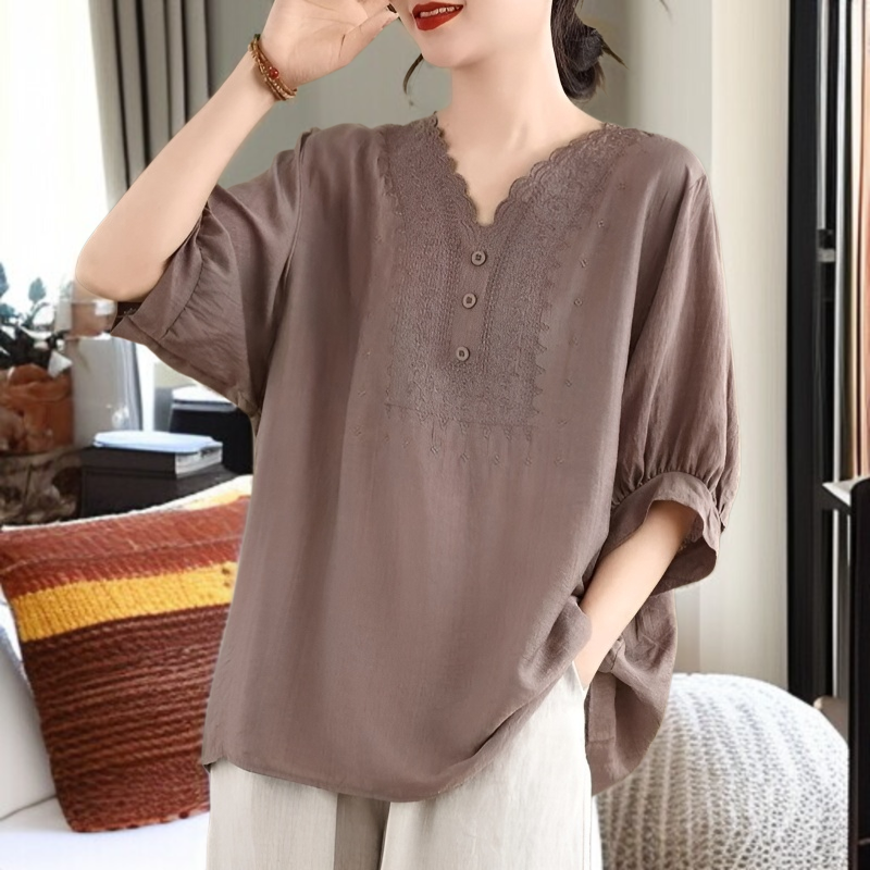 트렌디한 여성 루즈핏 상의 스타일링