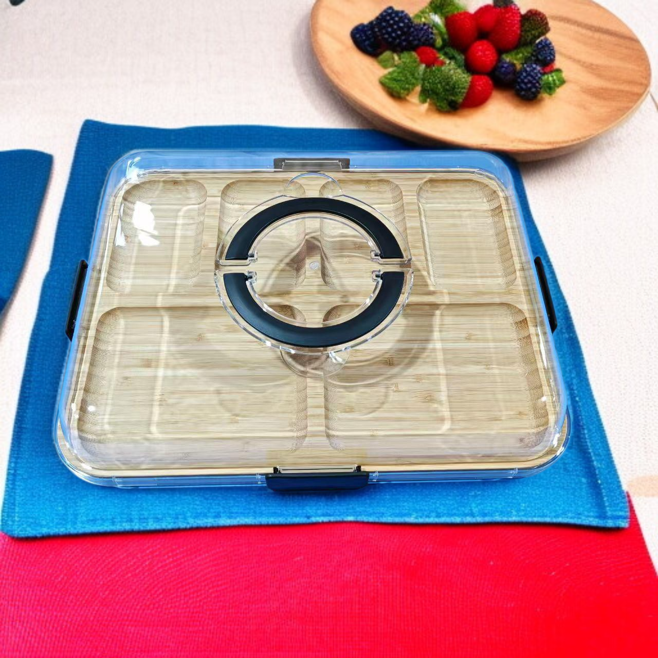 투명 덮개가 있는 나무 트레이 전체 모습