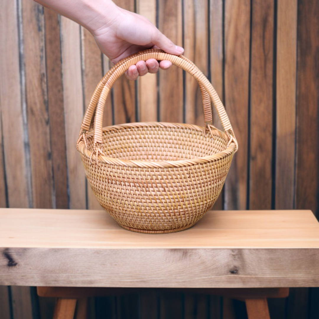 등나무 과일 바구니가 달린 새 꽃병