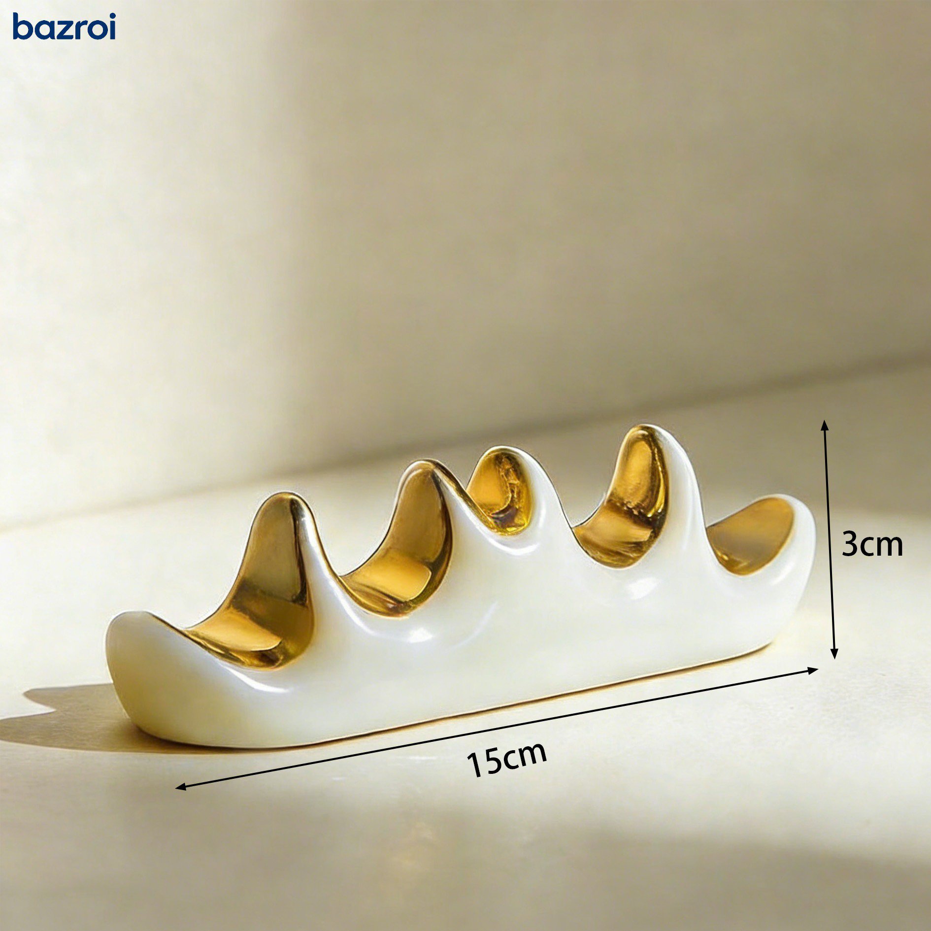 ペンや文房具を収納したペン立てのアップ画像