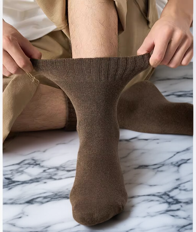 加厚純色中筒襪面料細節