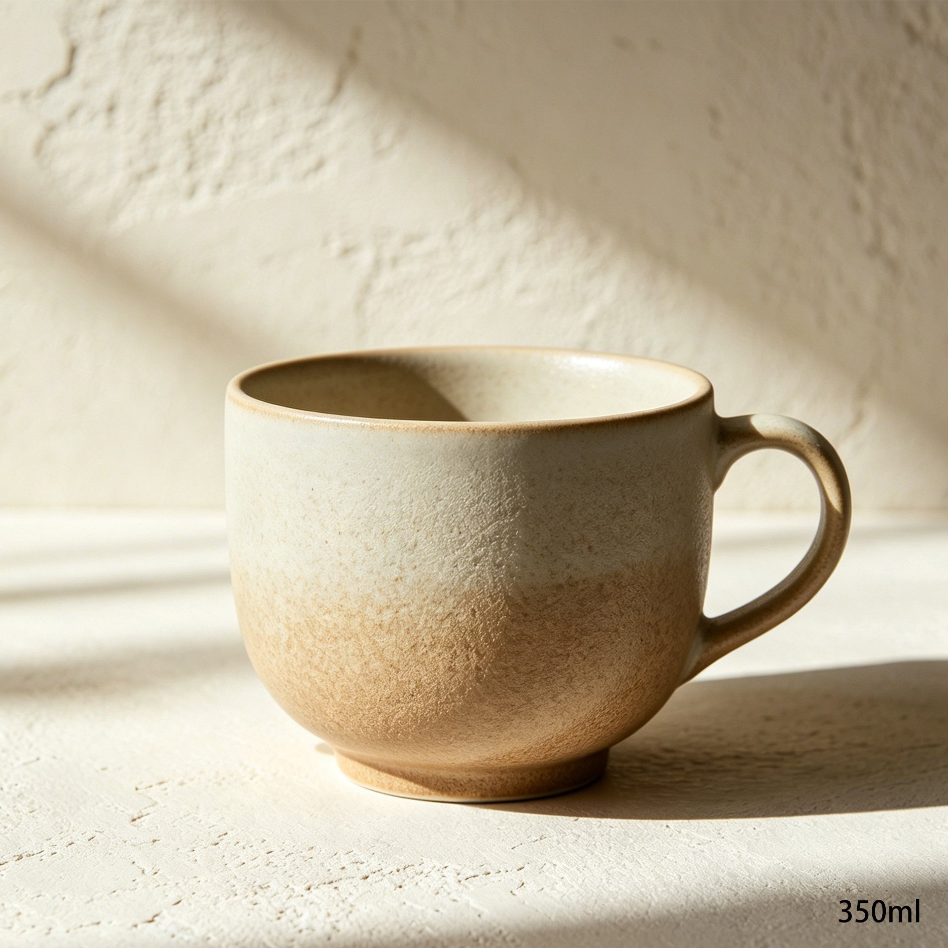 Vier Keramikbecher mit modernem Design nebeneinander