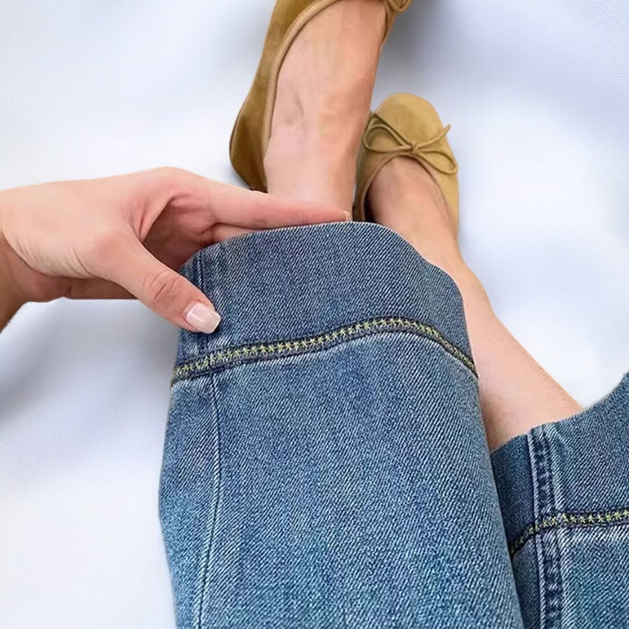 細身でハイウエスト、スリムに見えるストレートレッグワイドレッグパンツ