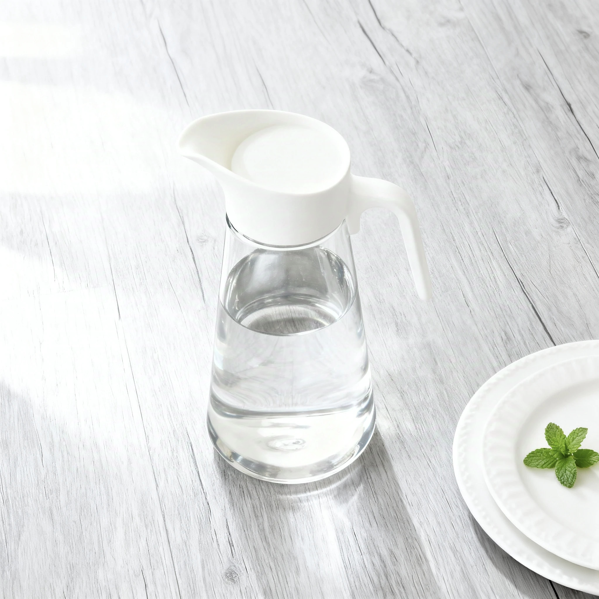 세련된 디자인의 투명 주전자