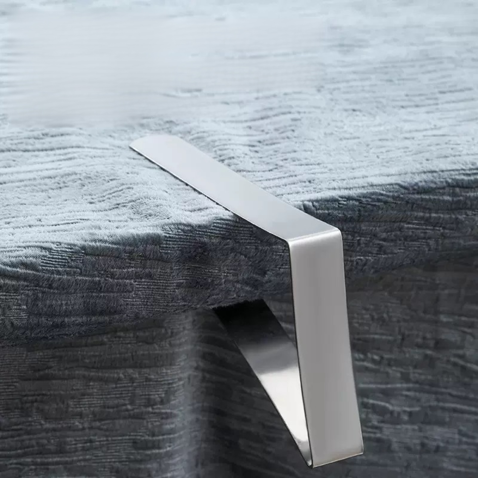 คลิปหนีบผ้าปูโต๊ะรูปสามเหลี่ยม ทำจากสแตนเลส