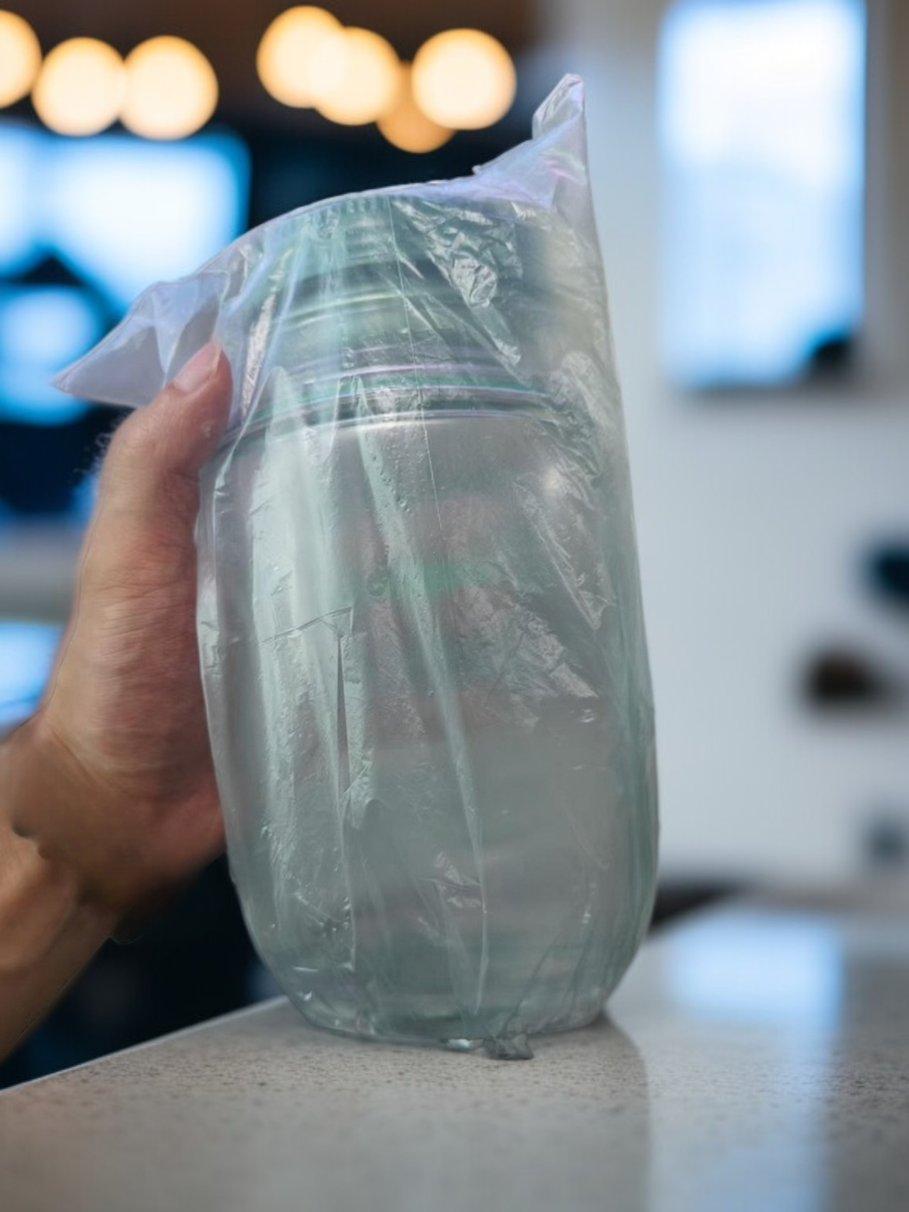 샐러드 재료가 담긴 투명한 샐러드 용기