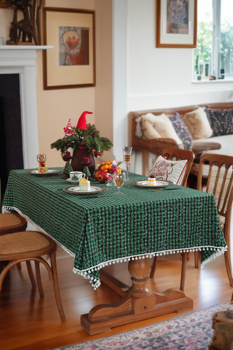 식탁을 화려하게 꾸며주는 수술 식탁보