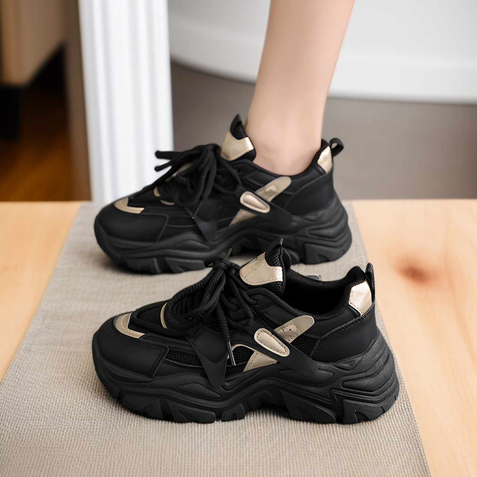 أحذية رياضية نسائية مانعة للانزلاق