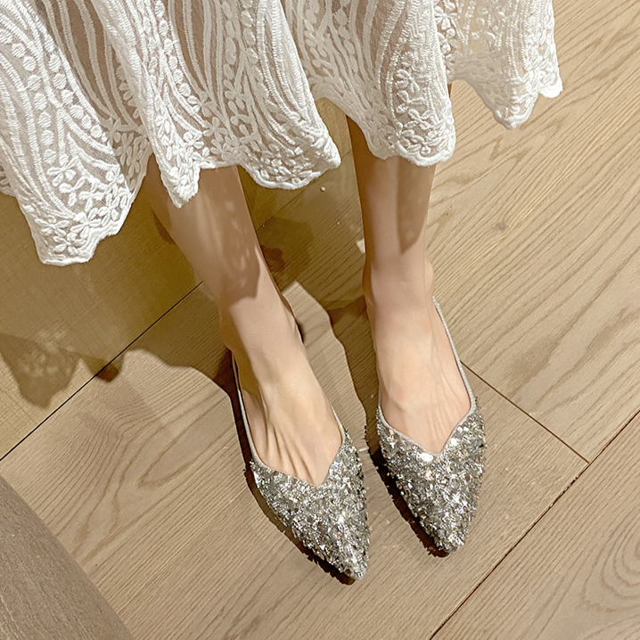 주목받는 반짝이 스틸레토 패션