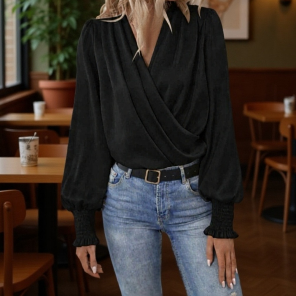 エレガントな雰囲気で、働く女性にぴったりな、ギャザー入りのランタンスリーブのVネック無地シャツ。