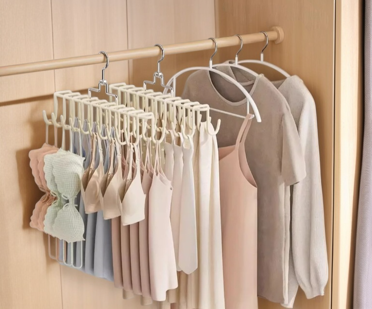 공간 절약에 효과적인 다용도 행거 사용 예시
