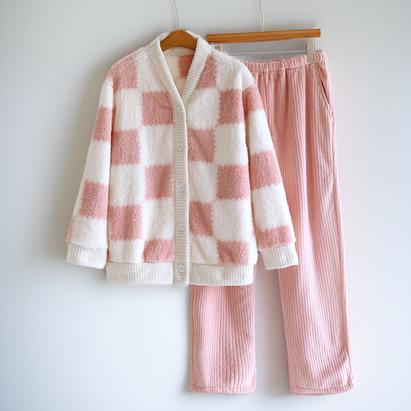 暖かいルームウェアとしてのギャザーパジャマ