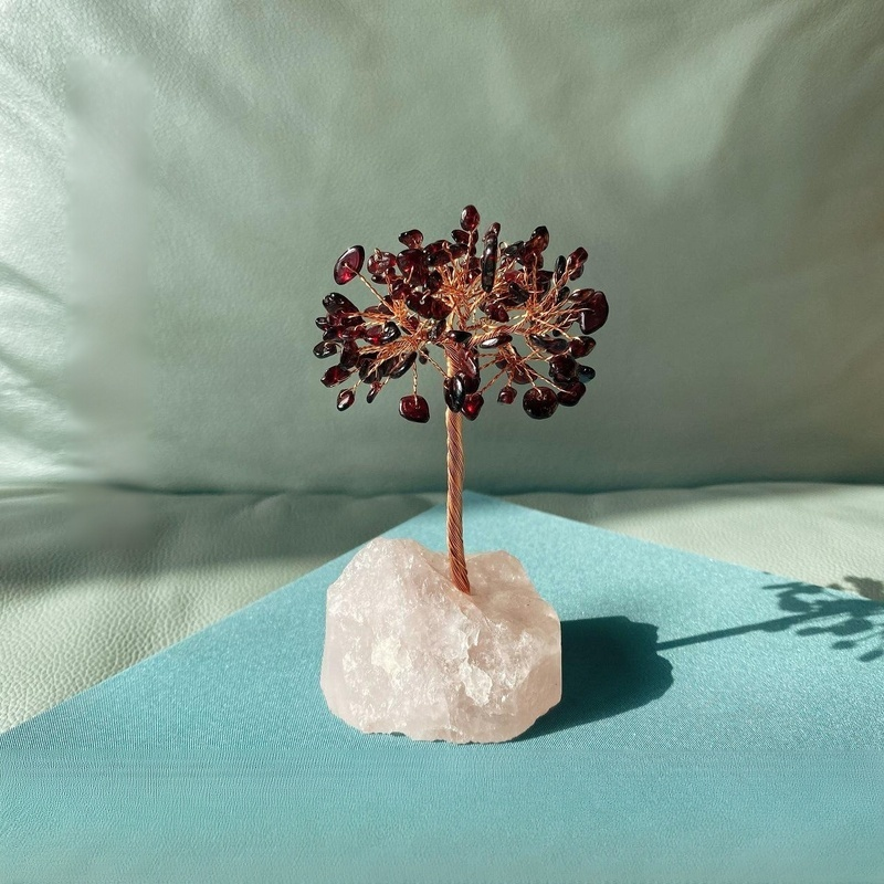 เศษคริสตัลธรรมชาติ ลวดทองแดง และต้นไม้เงิน