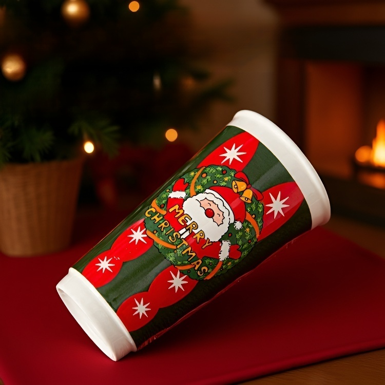 다양한 색상의 세라믹 머그 모음