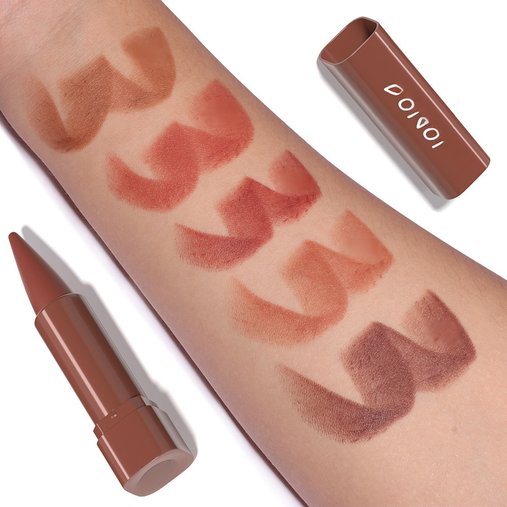 Lápiz labial mate de color marrón rojizo