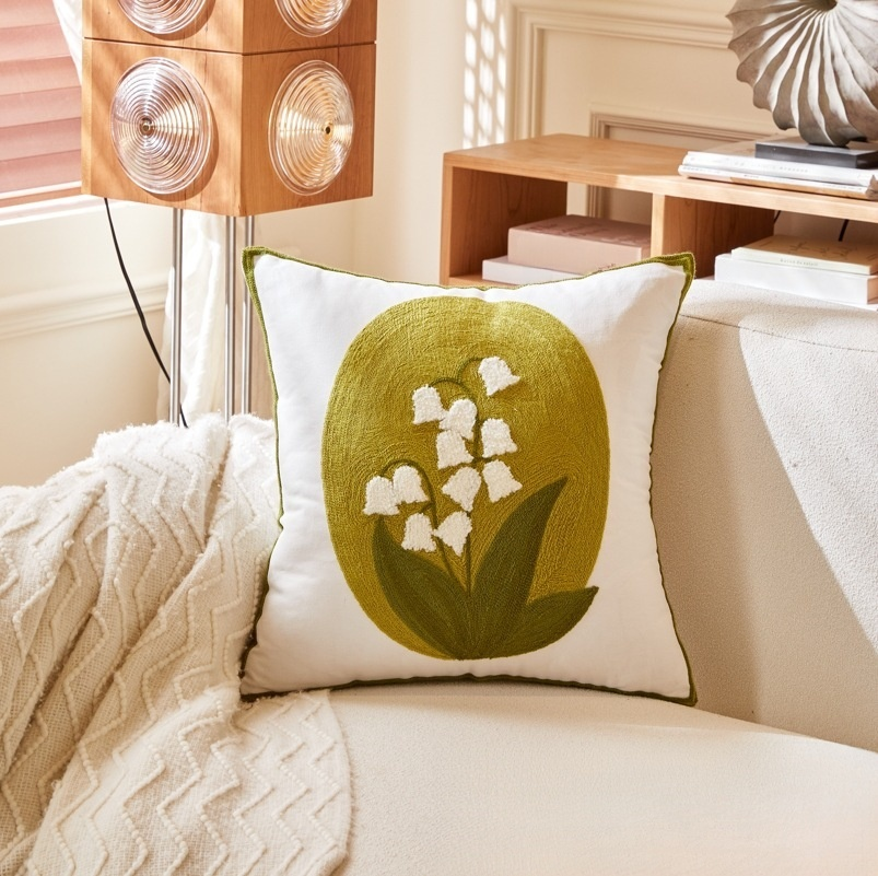 花の刺繍枕カバー