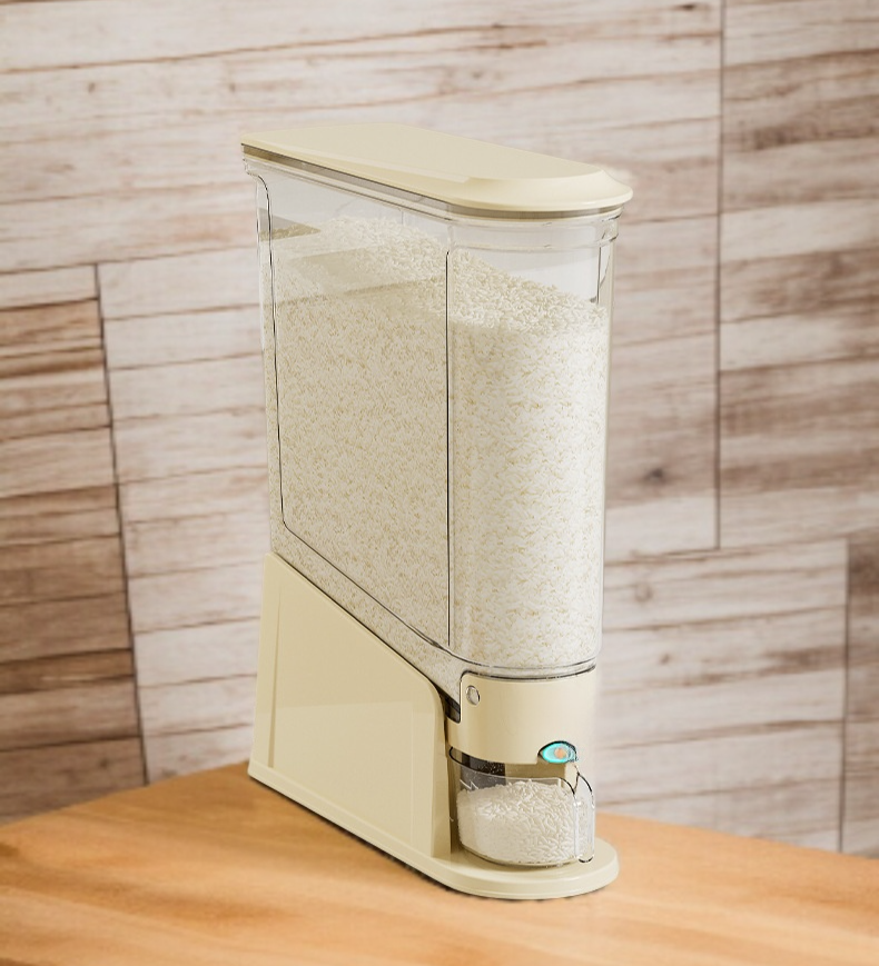 쌀독 뚜껑 열림 및 쌀 퍼내는 장면