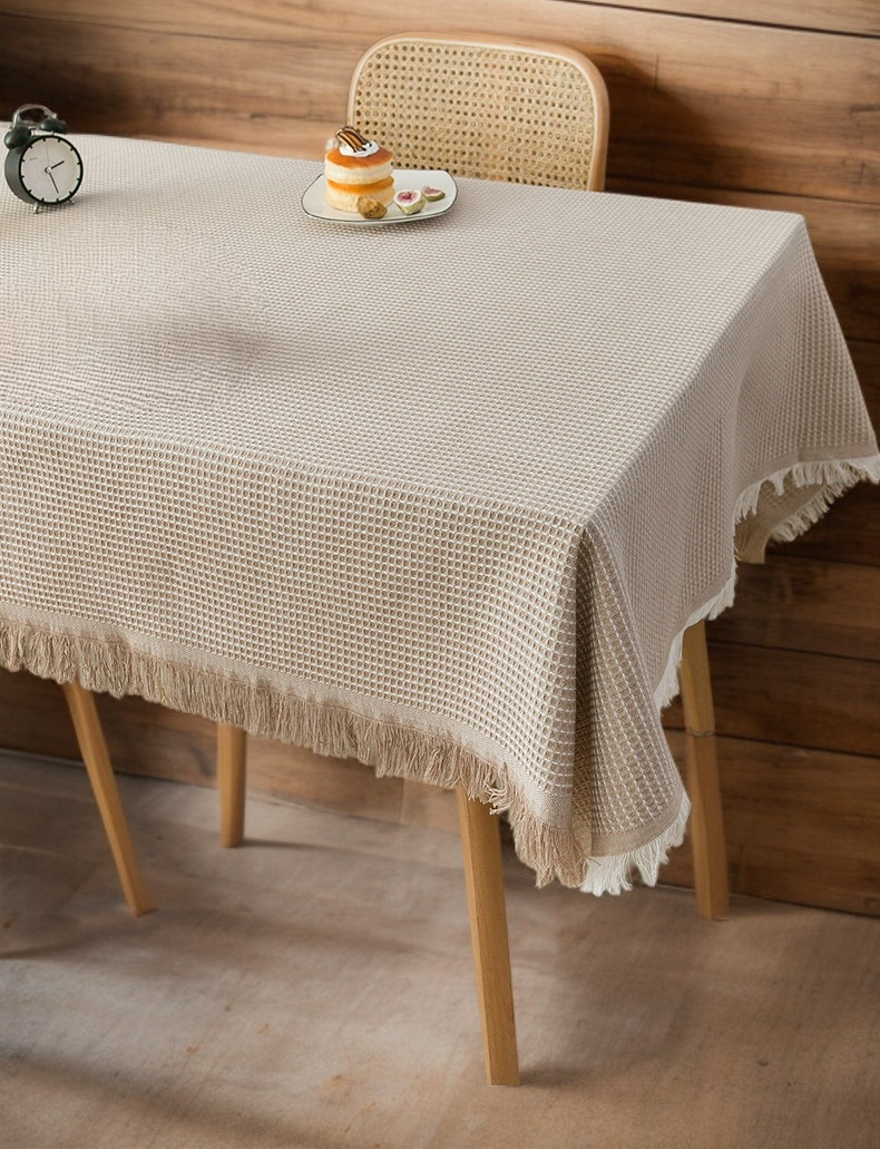 단색 디자인의 심플 식탁보 디테일