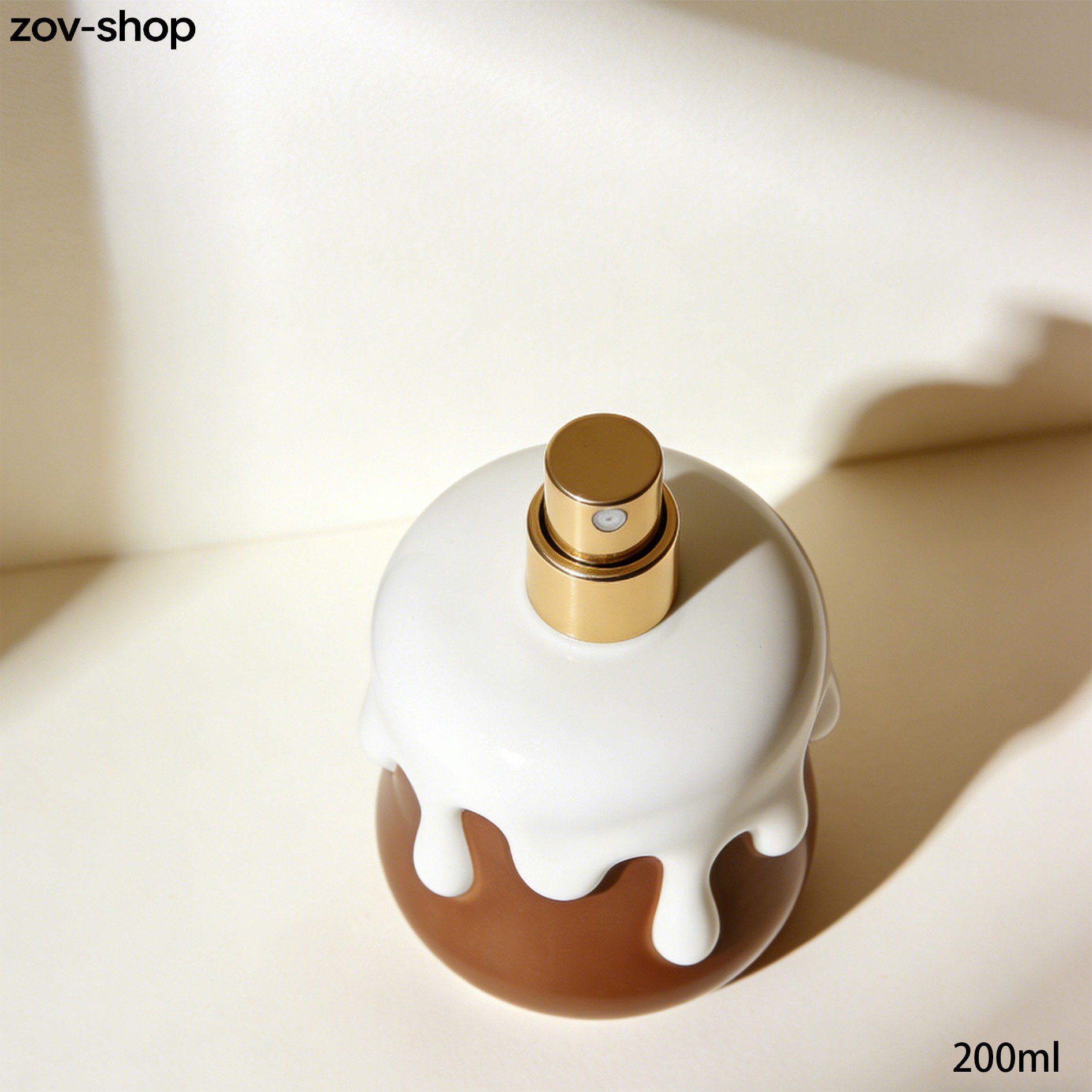 니치 향수 스프레이 사용 장면