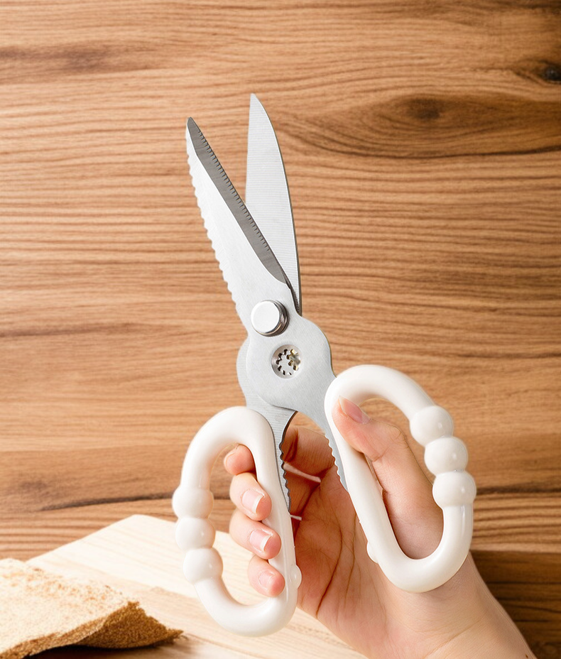 省スペースで収納できるキッチンはさみ