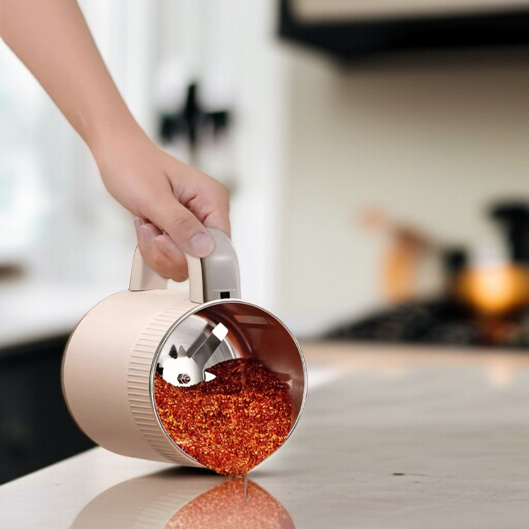 Modernes Design: zweifarbige Gewürzmühle